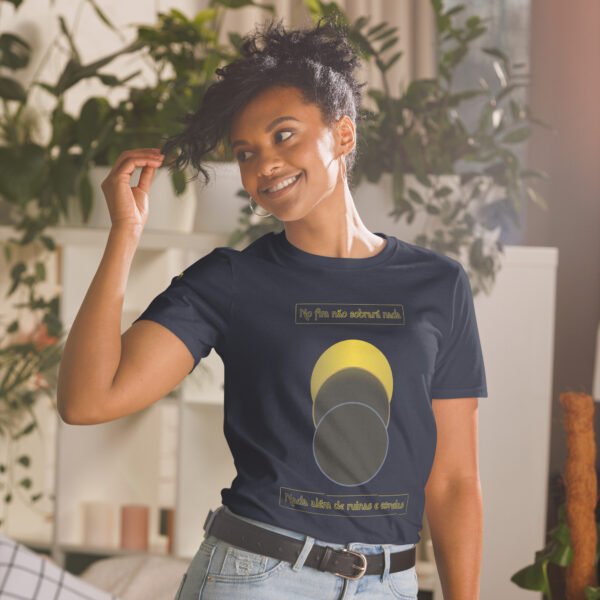Camiseta unissex com mangas curtas |  THEIA | Sol, Theia e Terra "No fim não sobrará nada"